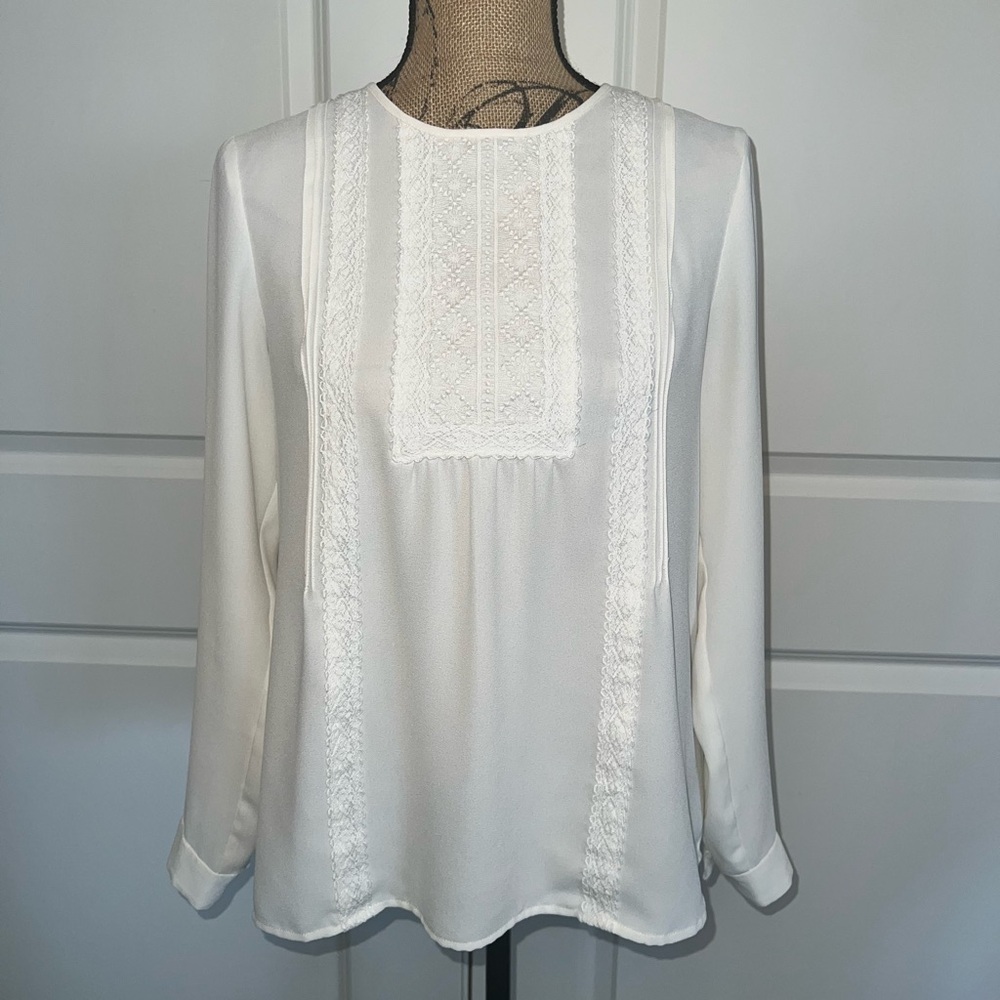 Cream blouse with long sleeve. Lace detail.